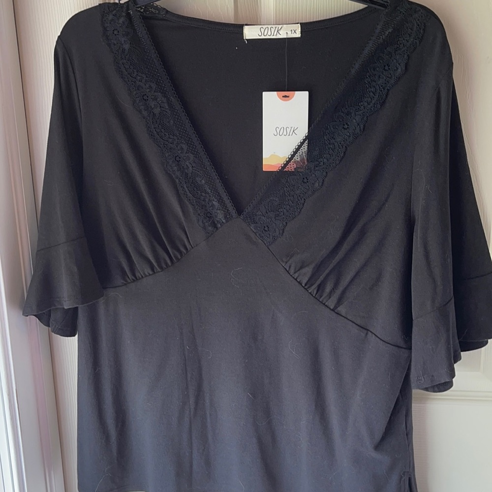 Black V neck top, says 1x, fits more like Xl